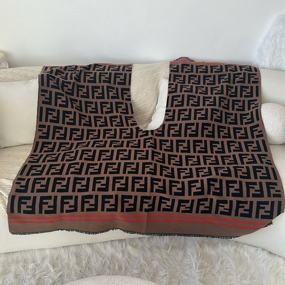 Pre-loved Fendi poncho - Picture 3 of 6